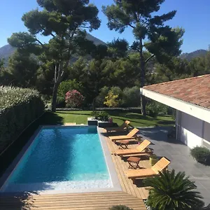  Couette-café Indépendante Standing, Terrasse Arborée Et Parking Privé Discret Dans Contemporaine Avec Piscine.